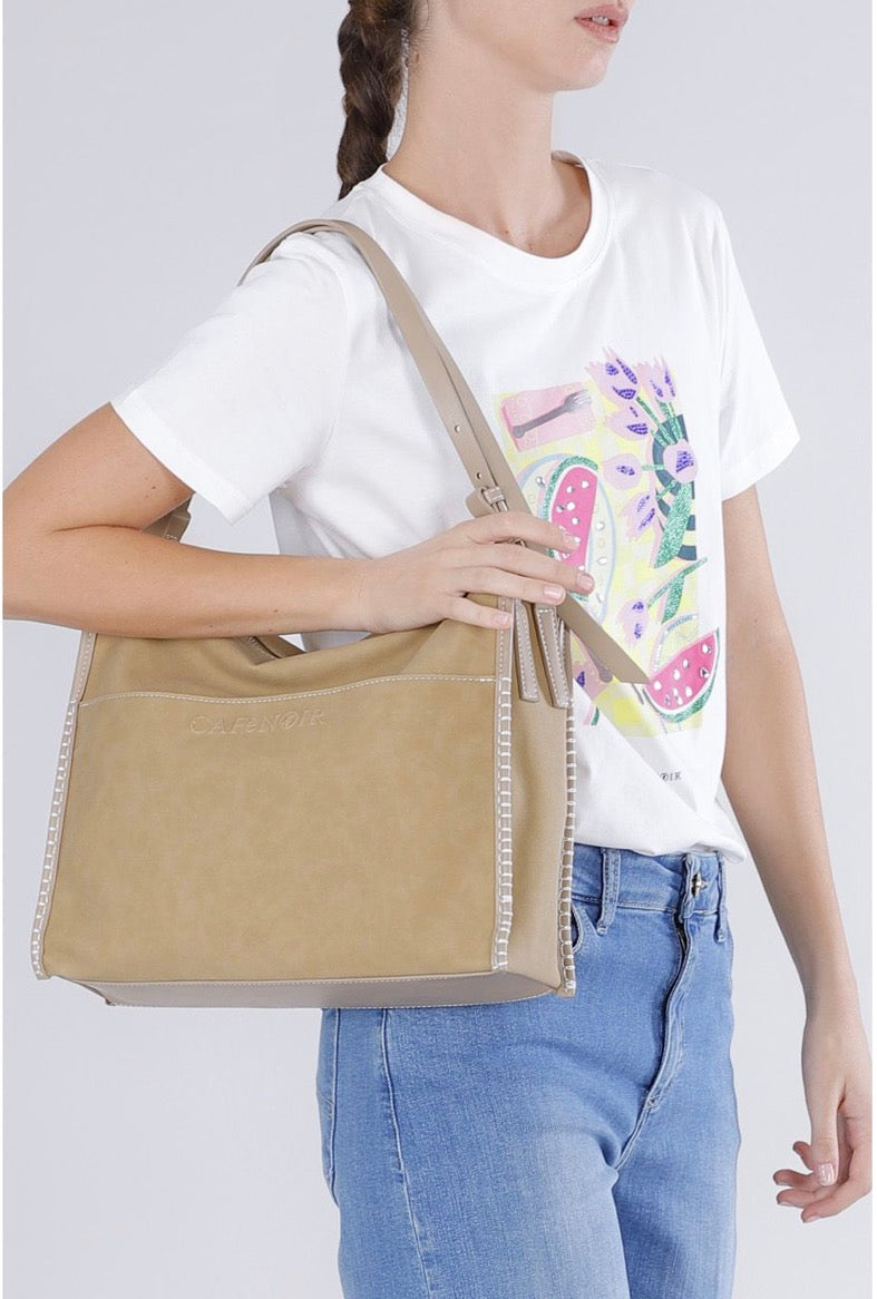 Borsa a spalla effetto camoscio, tasca frontale pratica, logo in alta frequenza sabbia