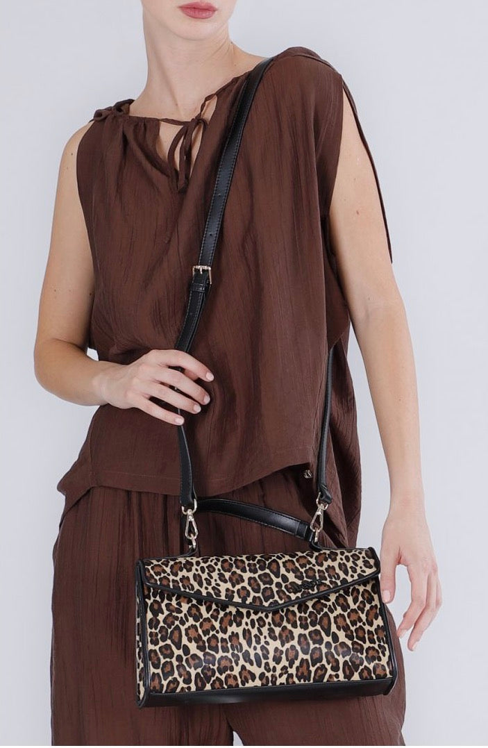 Borsa a mano con pattina, manico con imbottitura e tasca sul dietro leopardo