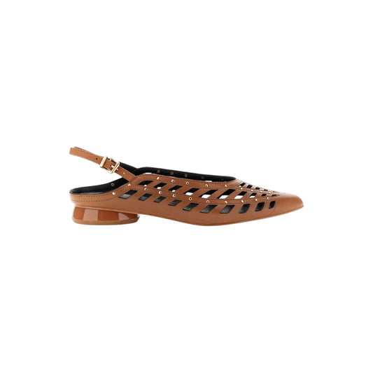 Slingback in nappa traforata con borchie e cinturino
